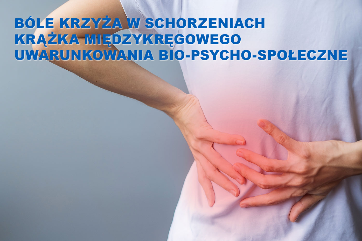 Kobieta trzymająca się za dolną część pleców z wyraźnym dyskomfortem.